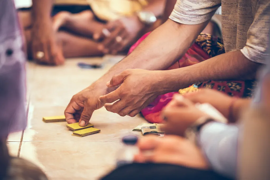 Cartas sobre una superficie de juego